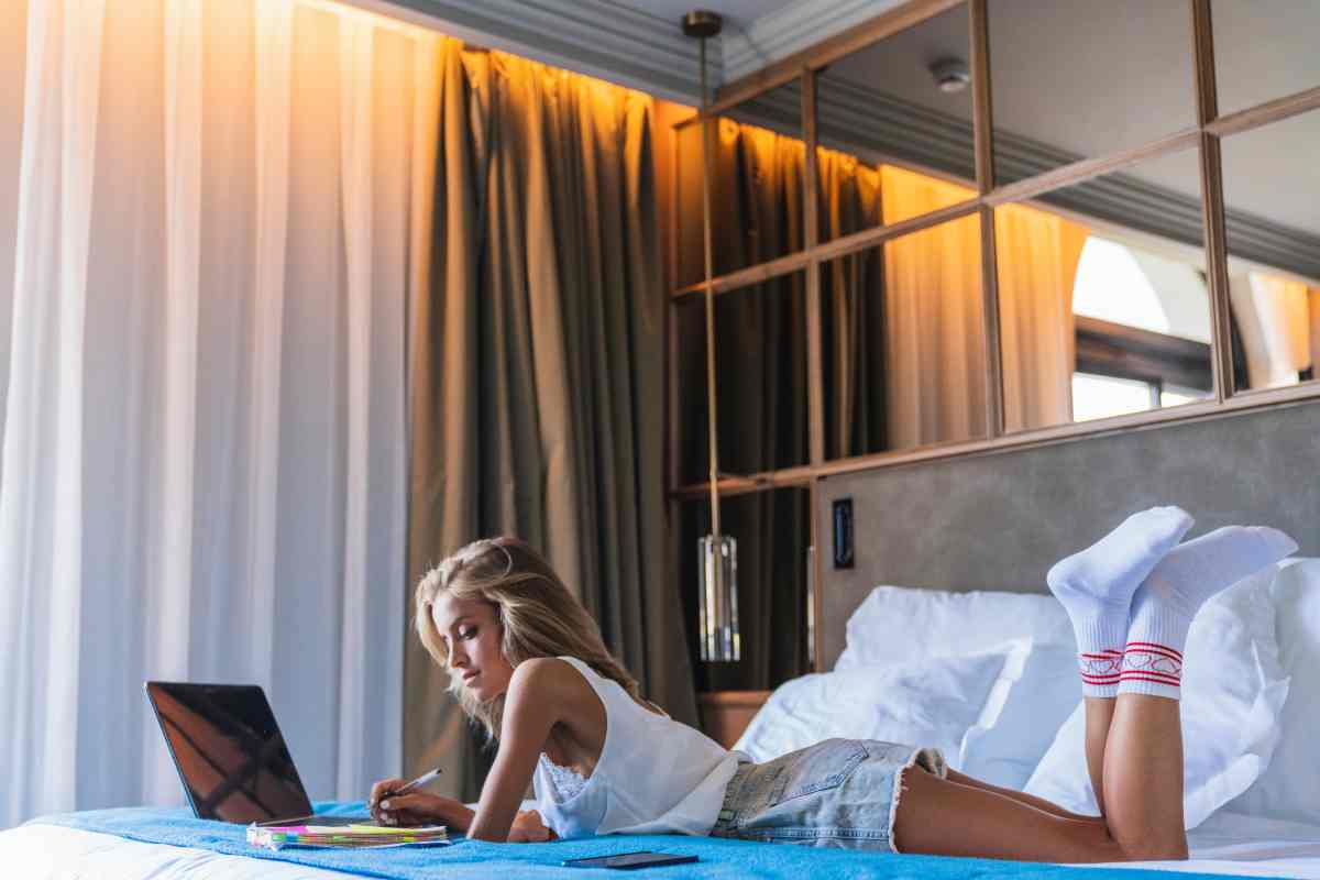 pourquoi-il-faut-toujours-garder-les-rideaux-fermes-dans-un-hotel