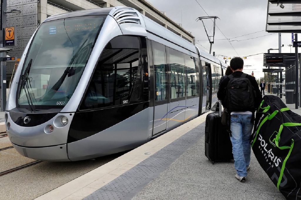 Utiliser-les-transports-en-commun-pour-rendre-a-l-aeroport.jpg