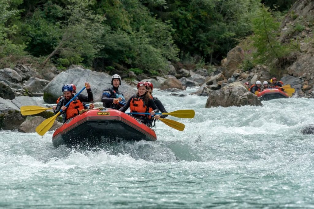 rafting-dans-les-rivieres-tumultueuses-des-Alpes.jpg
