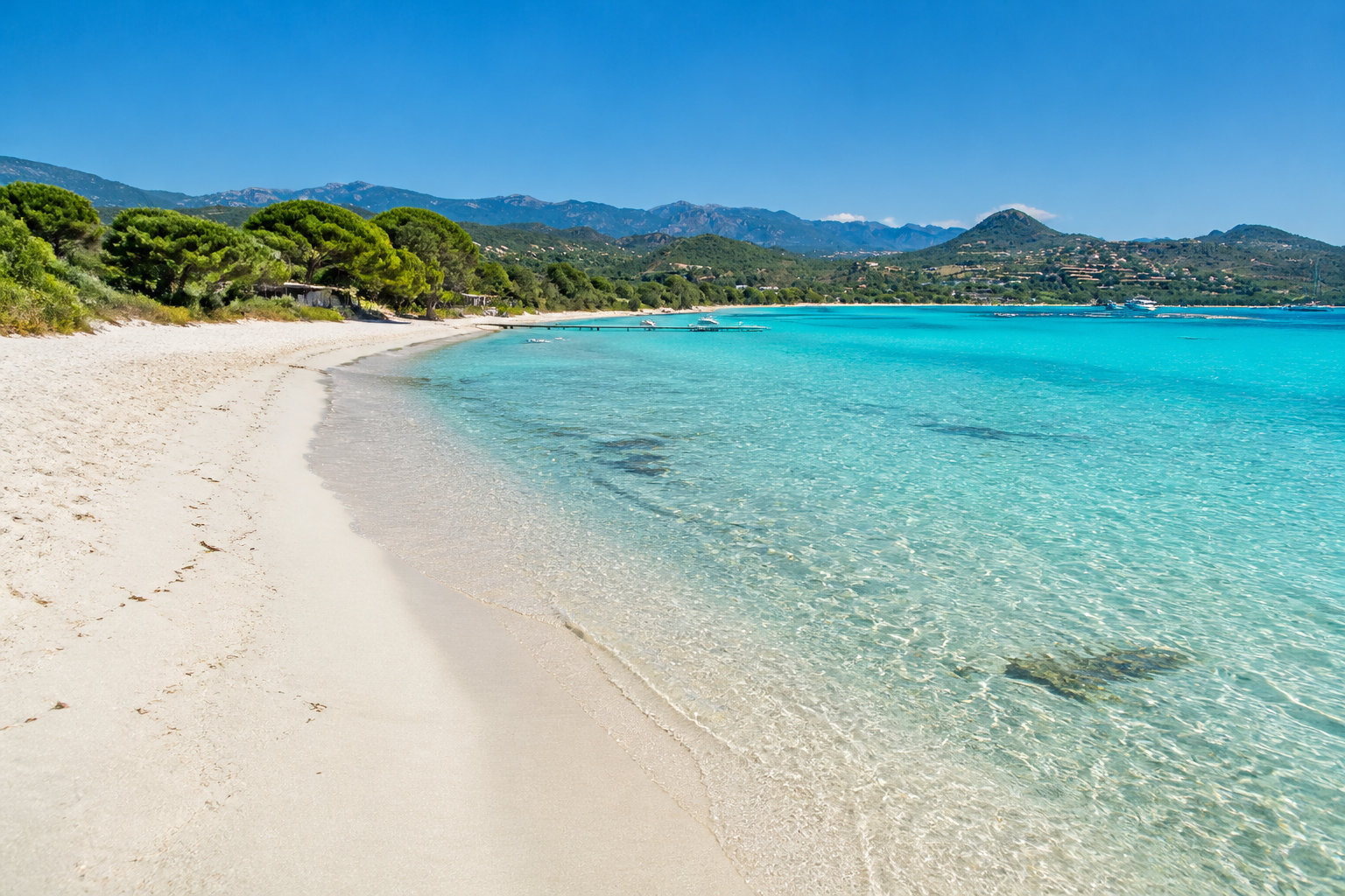 La baie de Santa Giulia : un lagon peu profond idéal pour les familles