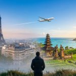 Une personne regarde un montage juxtaposant la tour Eiffel à Paris et un paysage tropical de rizières et de temple à Bali.