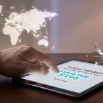 Main utilisant une tablette affichant une erreur de prix de billet d'avion pour un vol New York-Tokyo avec une carte.