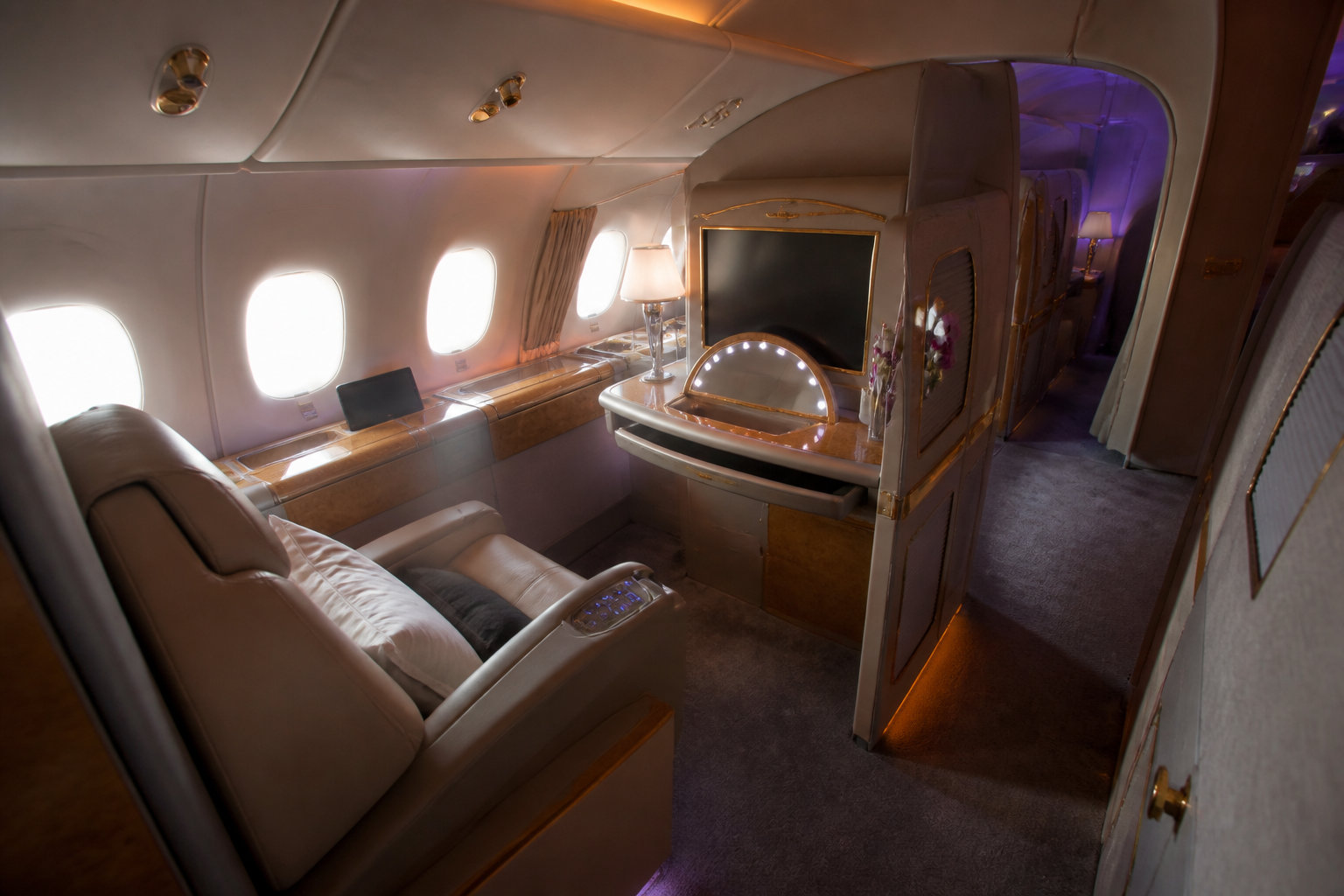 Qatar Airways vs Emirates : quelle est la meilleure compagnie en 2026 ? 13 Confort à bord : le duel entre Qsuite et suites privées