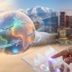 Main utilisant une tablette numérique avec un globe terrestre et des avions en arrière-plan.