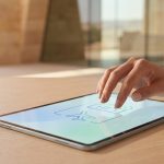 Main utilisant une tablette pour valider une demande de visa en ligne avec une icône d'avion et de document.